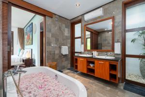 Villa Marys Beach - 4BR Luxury Ocean View Villa in Canggu
