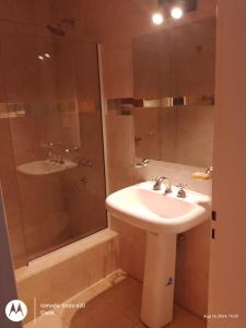 Departamento sobre AVENIDA con BALCON