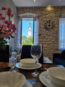 Biały Kruk Apartamenty vis-a-vis Jasnej Góry 2a - 3hvězdičkové hotely ve městě Čenstochová