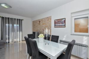 Apartment Dijana with private pool