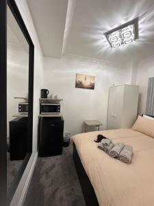 London Borough 5 min walk