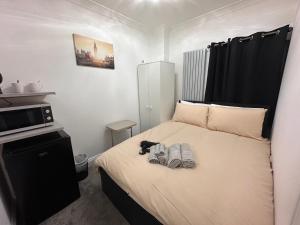 London Borough 5 min walk