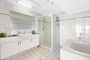 Sunrise Harbour and CBD Views