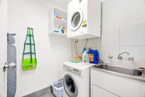 Sunrise Harbour and CBD Views