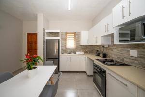 Self checkin - Modern 2 Bedroom Retreat - 103