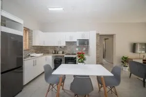 Self checkin - Modern 2 Bedroom Retreat - 103 - Kaapsehoop