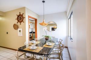 Apto 3Q c varanda 150m do mar Meia Praia EIS305