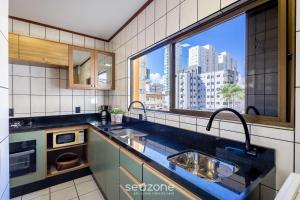 Apto 3Q c varanda 150m do mar Meia Praia EIS305