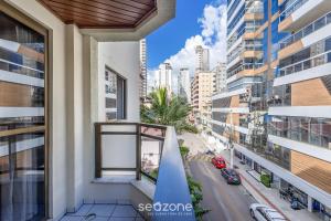 Apto 3Q c varanda 150m do mar Meia Praia EIS305