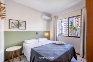 Apto 3Q c varanda 150m do mar Meia Praia EIS305