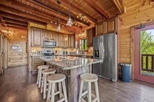 Ridge View Lodge - Nature and Mountain View - Hot tub - Firepit - Yard - Games