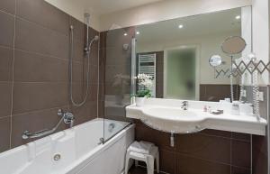 Comfort Triple Room room in Savoia Hotel Regency