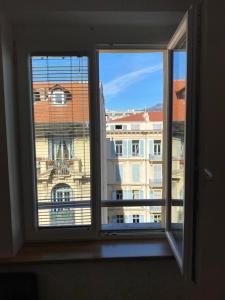 Stylish Apartment on Place Massena - Steps from Beach