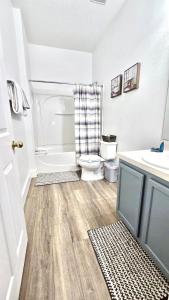 Charming family retreat with Pool & Amenities Disney & top Attractions