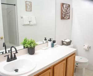 Charming family retreat with Pool & Amenities Disney & top Attractions