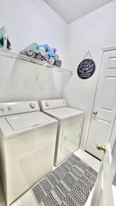 Charming family retreat with Pool & Amenities Disney & top Attractions