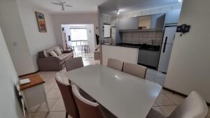 Apartamento pé na areia em Meia Praia com churrasqueira com vista mar