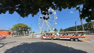 Cantinho Perfeito para Dois Conforto e Mar Bem Pertinho, Casa terrea no centro 80M Praia, Ar, Enxoval,Estacionamento e churrasqueira