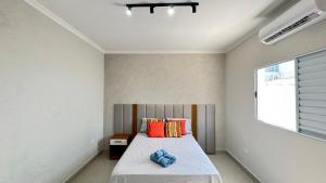 Cantinho Perfeito para Dois Conforto e Mar Bem Pertinho, Casa terrea no centro 80M Praia, Ar, Enxoval,Estacionamento e churrasqueira