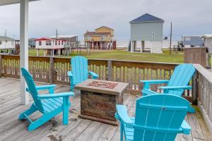 Near Surfside Jetty County Park: Home w/ Deck!