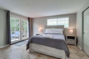 Half block to bay steps to ocean AC large patio