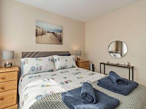 2 Bed in Freshwater East 92164