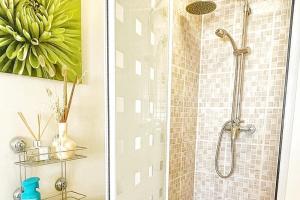 Modern 3 Bed House In Essex By DLuxoria Short Lets & Serviced Accommodation With Pet Friendly, Free WiFi & Free Parking