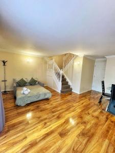 Modern 3 Bed House In Essex By DLuxoria Short Lets & Serviced Accommodation With Pet Friendly, Free WiFi & Free Parking