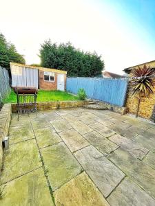 Modern 3 Bed House In Essex By DLuxoria Short Lets & Serviced Accommodation With Pet Friendly, Free WiFi & Free Parking