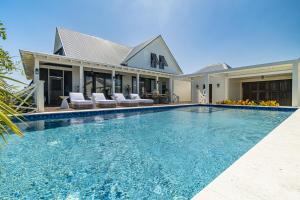 Casa Agua Azul & The Pool Club at Mahogany Bay