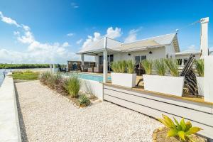 Peace of Mind and Mistico Beach Club plus Boat Shuttle