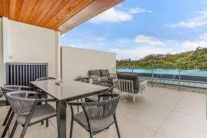 Luxe Waterfront Home with Bay Views and Carpark - Kumeu