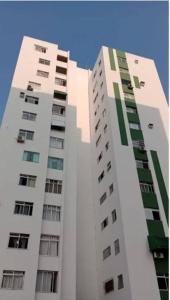 Apto 2 quartos em frente à praça nova do Imbui Excelente localização