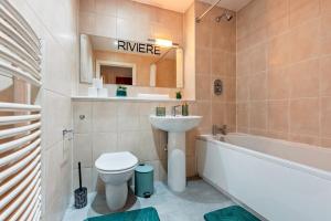 1 Bed Apartment Sleeps 5 - Balcony - WiFi & Tv