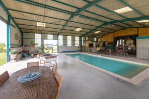 B&B / Chambres d'hotes La roulotte MAGIC ! des Grillots : photos des chambres