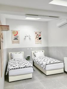 Twin Room with Shared Bathroom room in LINA ROOMS