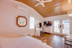 Birds of a Feather at Custom House Inn