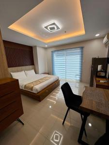 Sheryll Escapes - Angelic Premiere studio with balcony WiFi & Housekeeping