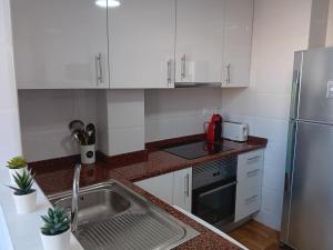 Apartamento con piscina y pista de tenis a un paso de la playa