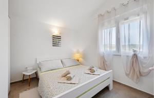 1 Bedroom Cozy Apartment In Jezera