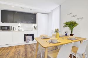 2 Bed Flat - Sleeps 4 - Parking - Wifi