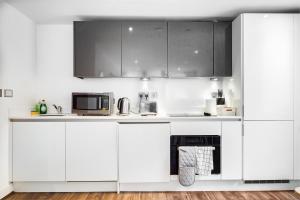 2 Bed Flat - Sleeps 4 - Parking - Wifi