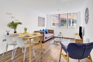 2 Bed Flat - Sleeps 4 - Parking - Wifi