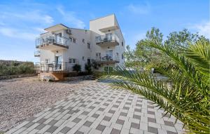 1 Bedroom Nice Apartment In Jezera