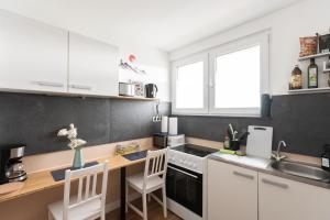 - Zen Haven Luxurious 3-Room Japanese-Themed Apartment with King-Size Beds, Balcony, Bamboo Accents, Entertainment Galore & Private Parking - Near Airport & Train Station -