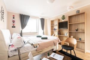 - Zen Haven Luxurious 3-Room Japanese-Themed Apartment with King-Size Beds, Balcony, Bamboo Accents, Entertainment Galore & Private Parking - Near Airport & Train Station -