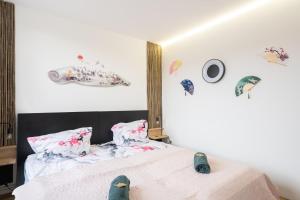 - Zen Haven Luxurious 3-Room Japanese-Themed Apartment with King-Size Beds, Balcony, Bamboo Accents, Entertainment Galore & Private Parking - Near Airport & Train Station -