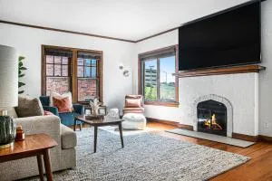 Modern Retreat Games BBQ Grill Close to Downtown - Papillion