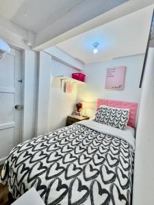 Tiny Private Room on the 1st Floor with Shared Bathroom near SeaTac Airport and Downtown Seattle