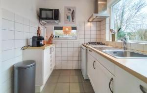 2 Bedroom Nice Home In Oostkapelle